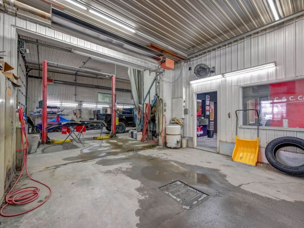 Garage de carrosserie et peinture avec b�tisse Lanaudi�re