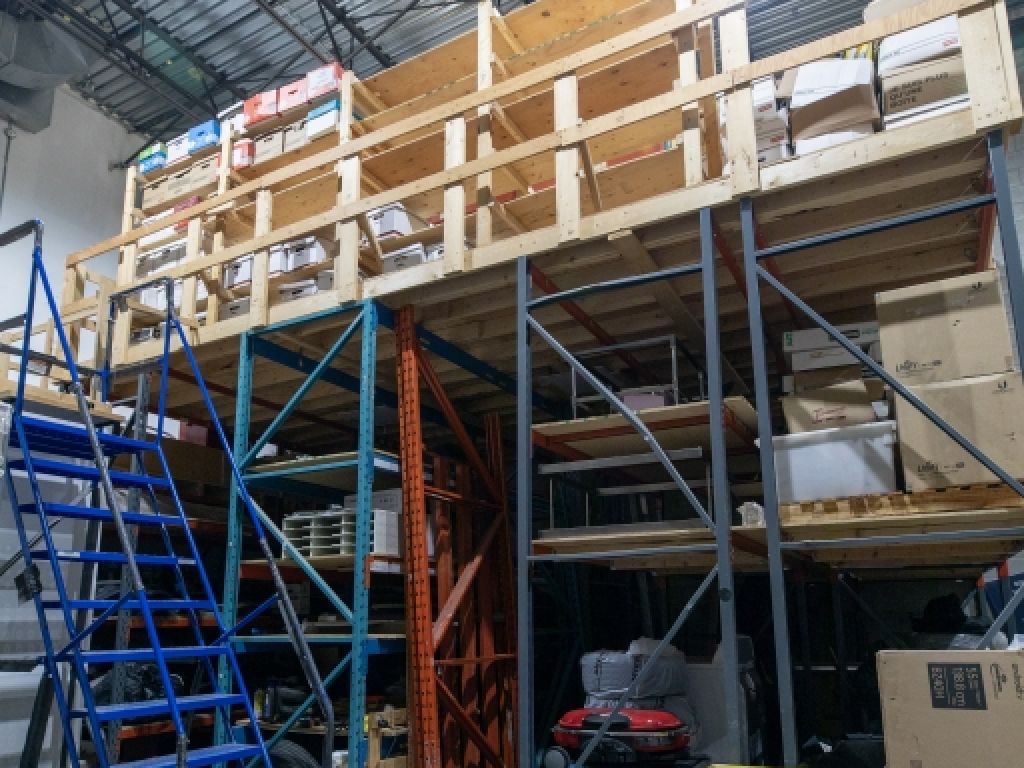 Entr�t industriel � louer | Laval | 2 360 PI� 