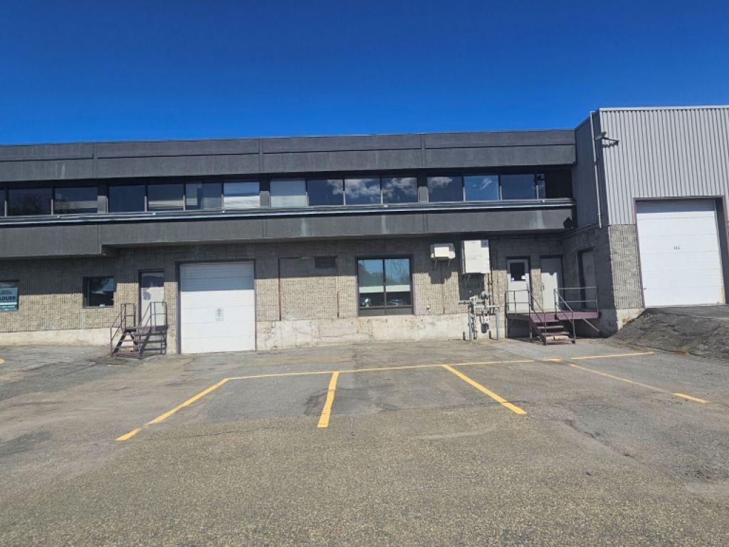 Local en RdC de bureau avec section porte de garage