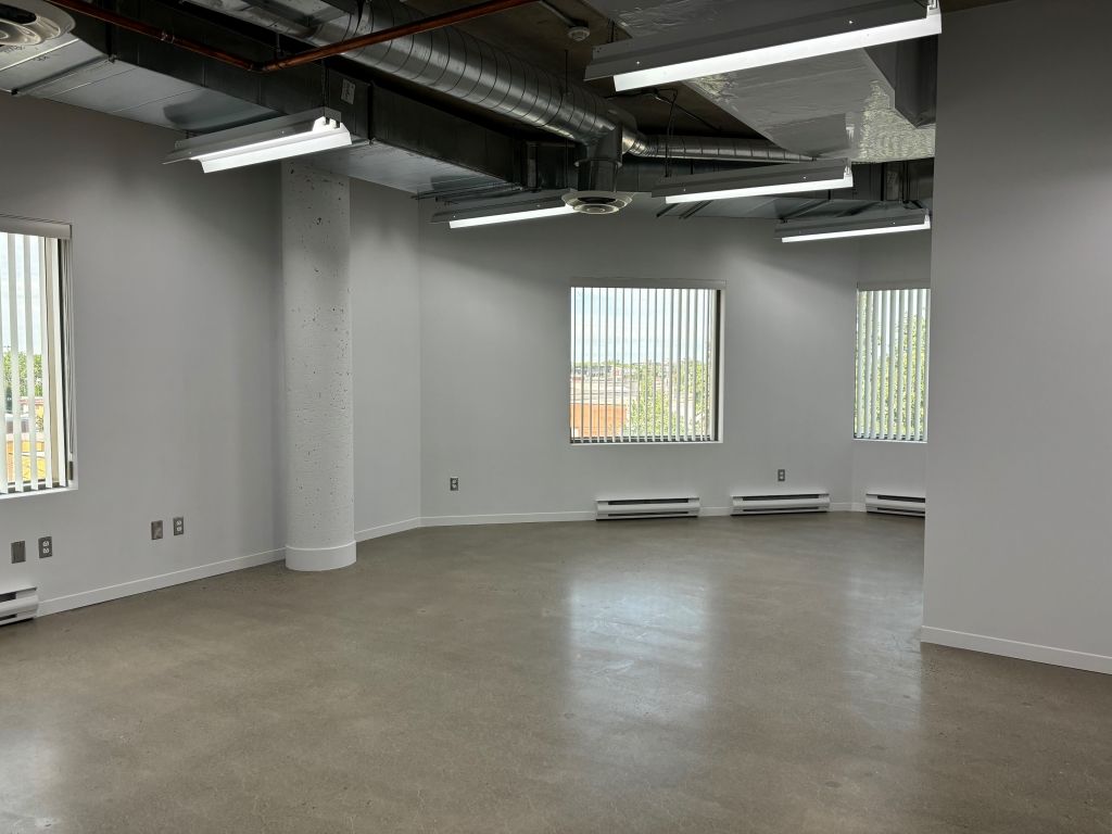 Loft industriel de 734 p.c. (avec cuisinette et un bureau ferm�) dans Montr�al-Nord!