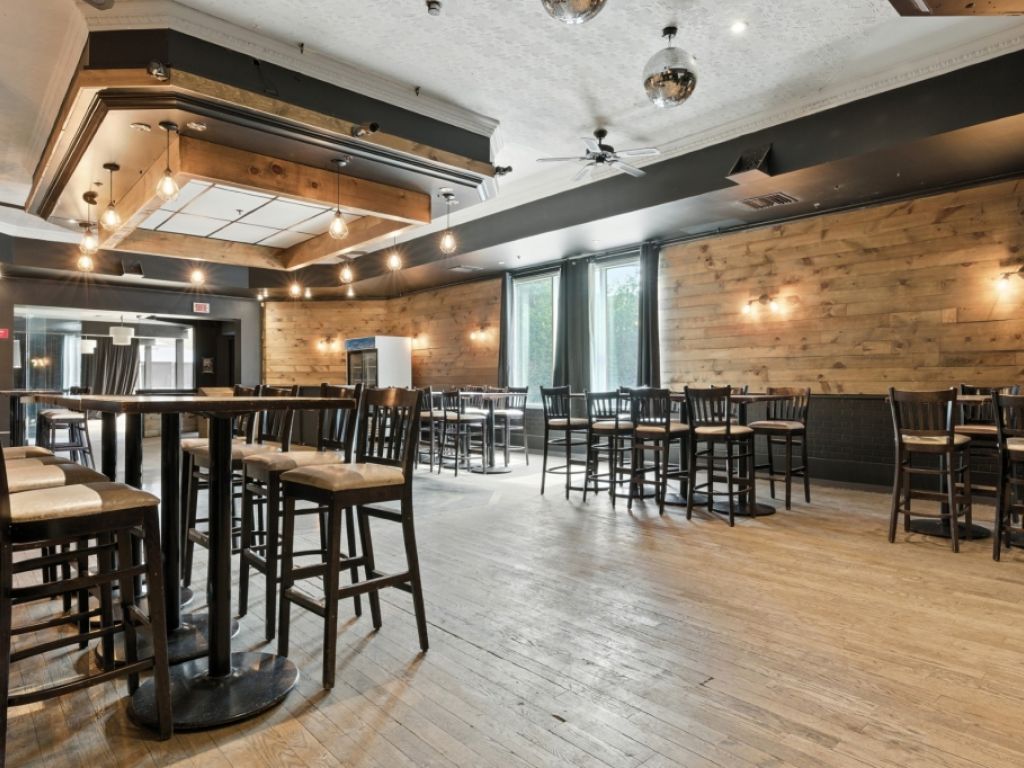 LOCAL COMMERCIAL � LOUER � LAVAL