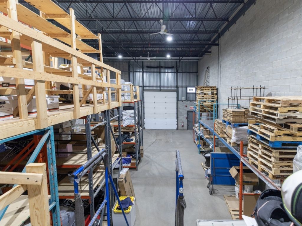 Entr�t industriel � louer | Laval | 2 360 PI� 