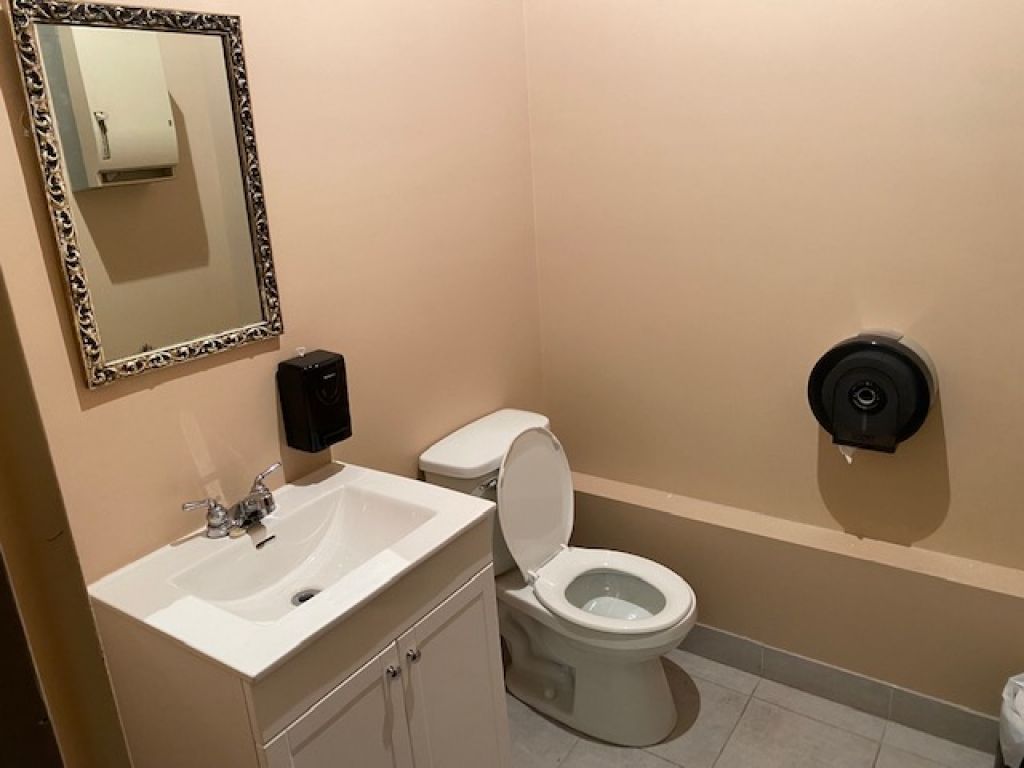 948 square foot store for lease in Saint-Leonard