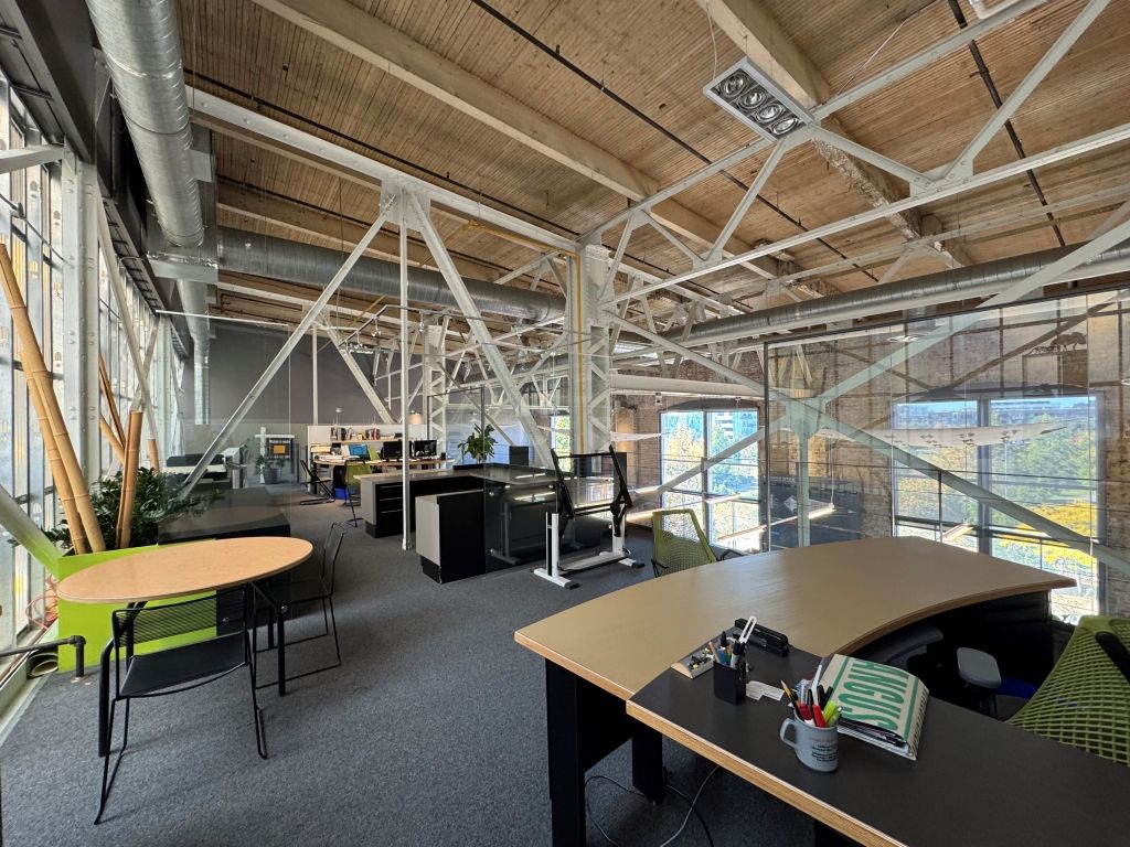 Technop�le Angus     Magnifique espace partag� de 2522 pi ca