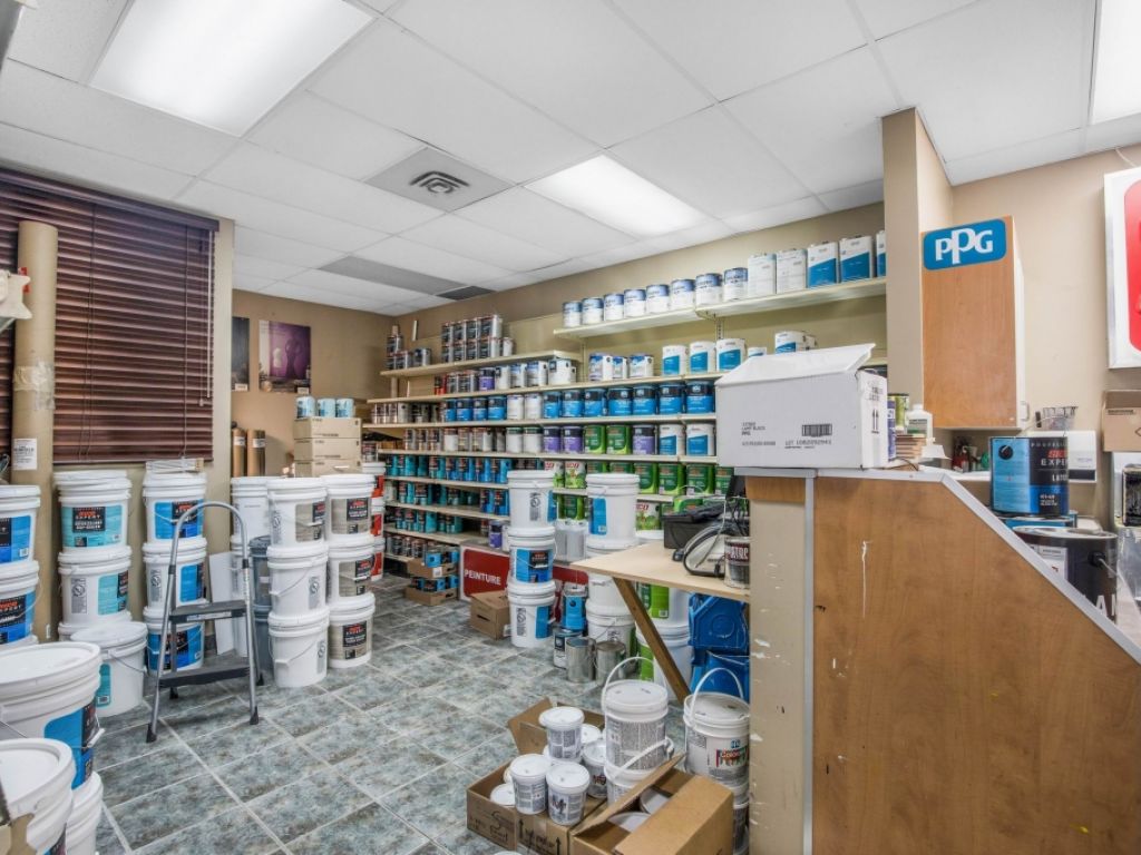 B�tisse � vendre ou � louer + Bureaux au 2e �tage Centre-ville St-J�r�me