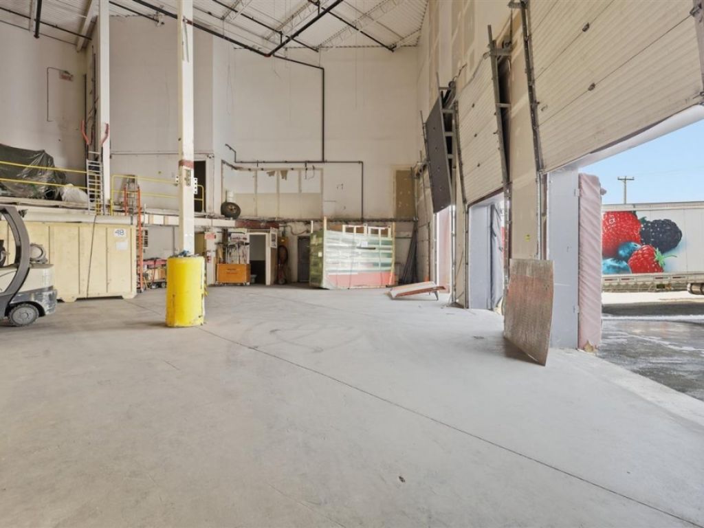 Condo industriel � louer ou � vendre � 36 920 pi� � Boisbriand