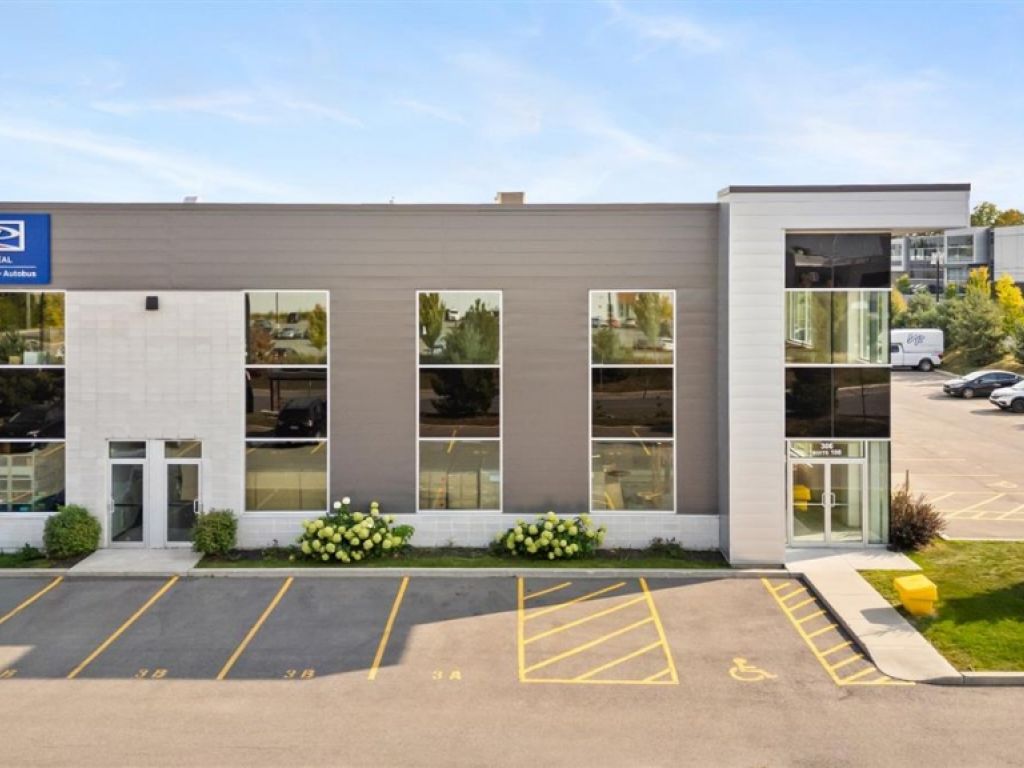 Espace industriel/bureau/showroom � louer � 306 All�e du Golf, local 104-112, Saint-Eustache