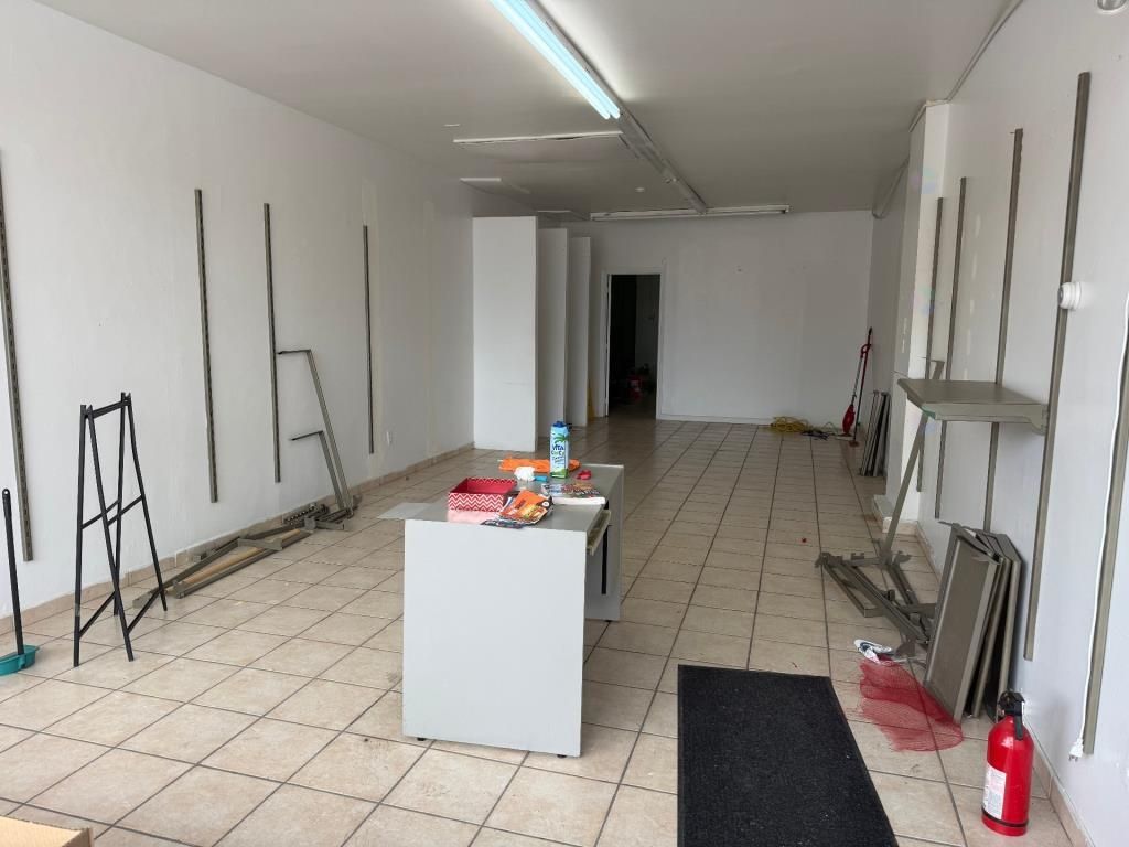 Local de 775pc au rdc dans un centre d'achat � LaSalle