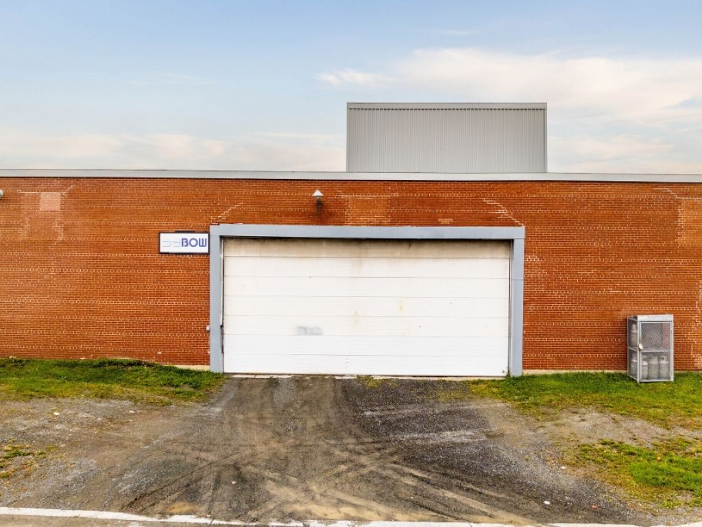 Espace industriel spacieux et hautement fonctionnel � parfait pour l�entreposage, la logistique ou la production