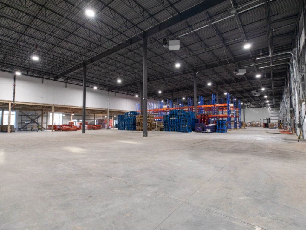 LOCAL INDUSTRIEL/ENTREPOT � LOUER, CANDIAC - 6 200 � 55 934 pi2