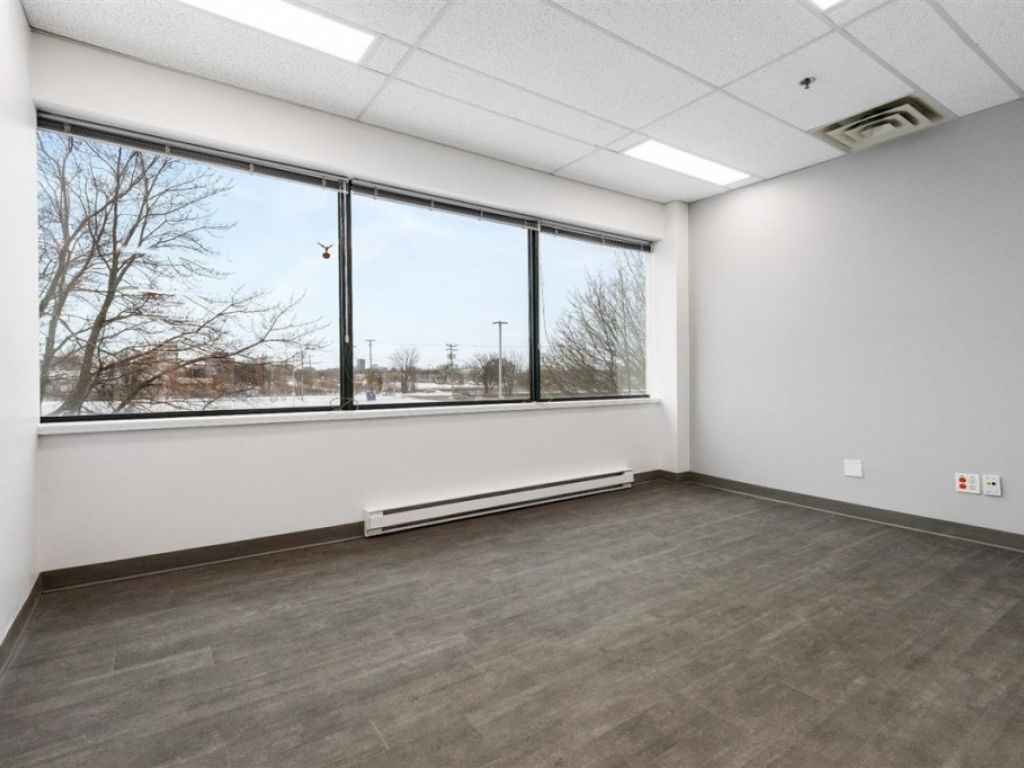 Espace bureau � louer - 666 Boul. St-Martin O., local 220