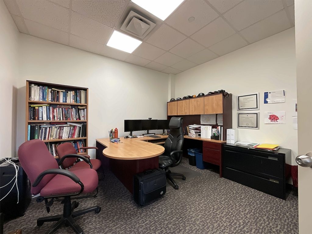 LOCAL � LOUER 1000 pi2 - LAVAL 