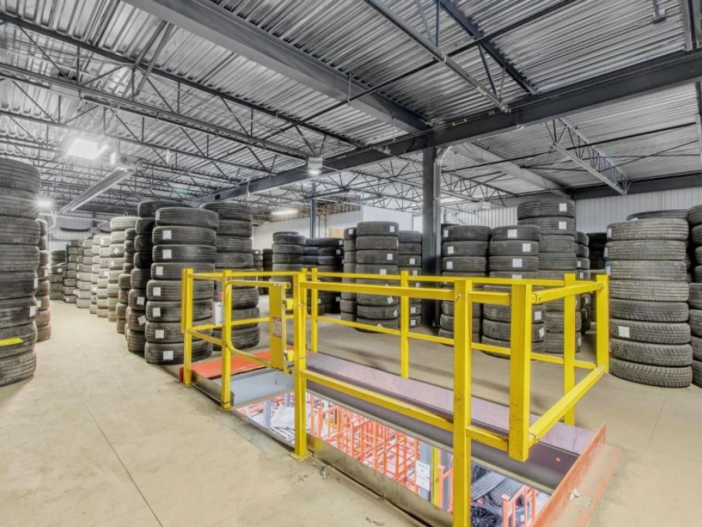 Immense entrep�t subdivisible Quartier industriel Mirabel