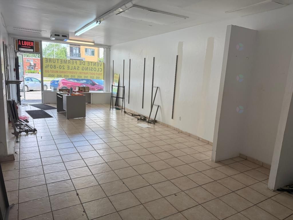 Local de 775pc au rdc dans un centre d'achat � LaSalle