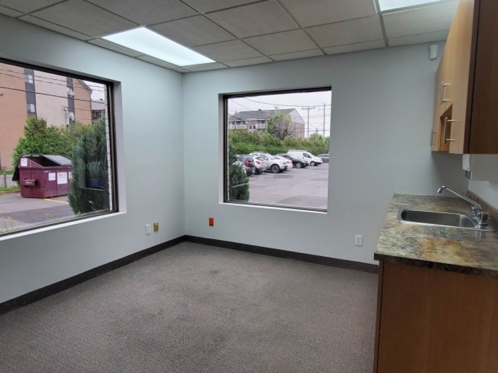 SAINT-JEAN Bureaux � louer 1500p2 au rez-de-chauss�e