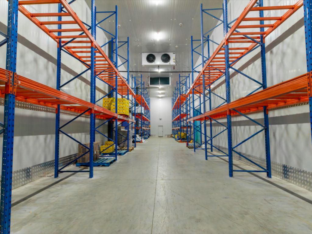 LOCAL INDUSTRIEL/ENTREPOT � LOUER, CANDIAC - 6 200 � 55 934 pi2