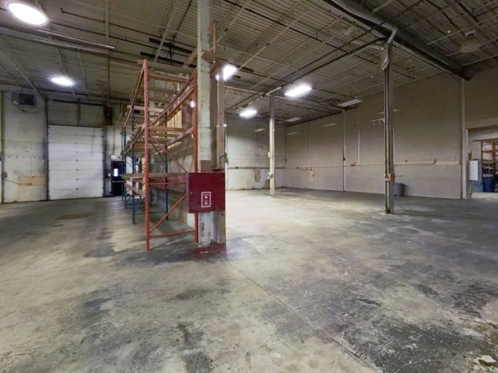 LOCAL AVEC PORTE DE GARAGE PARC COLBERT