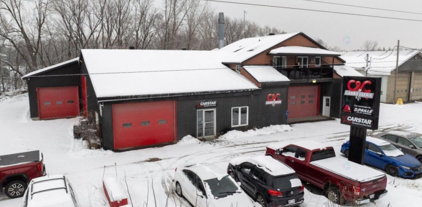 Garage de carrosserie et peinture avec b&acirc;tisse Lanaudi&egrave;re - &Agrave; vendre