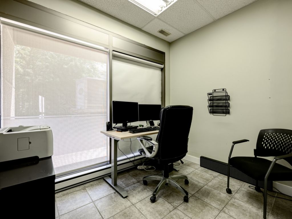 BUREAU � LOUER, 1568 PI.CA. FACE AU M�TRO DU COLL�GE