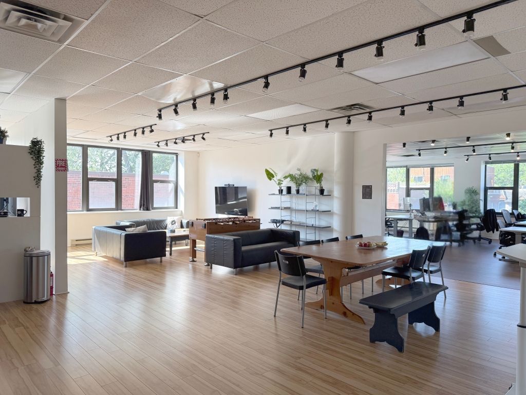 Espace bureau de coin ensoleill� � louer Plateau