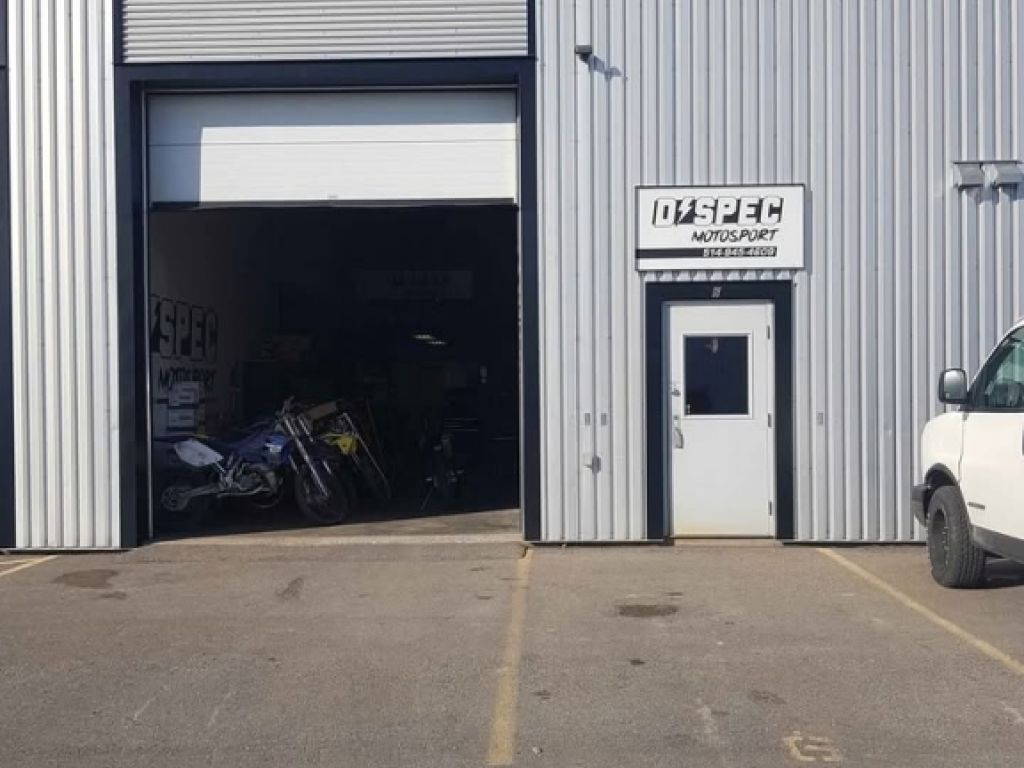 Local industriel cl� en main � 1 800 pi� + mezzanine, porte garage 14�, compresseur et racking inclus (Varennes)