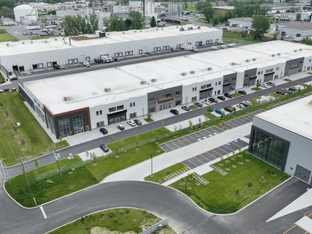 LOCAL INDUSTRIEL/ENTREPOT � LOUER, CANDIAC - 12 395 � 55 934 pi2