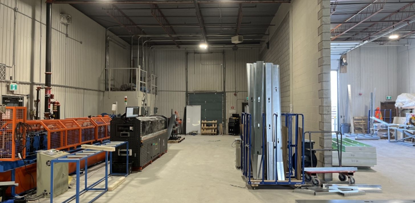 Local &agrave; louer - 6 000 pc, possibilit&eacute; d'usage commercial ou industriel, disponible au 1 juin 2026. - &Agrave; louer