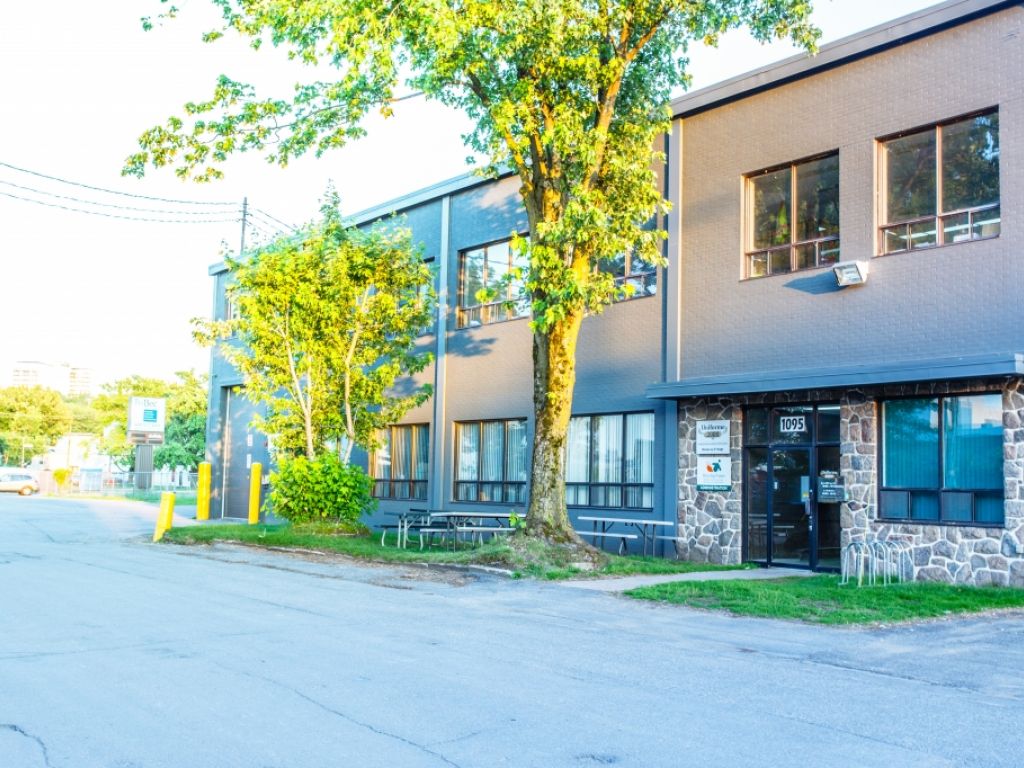 3 950 p.c. � louer / � VOIR