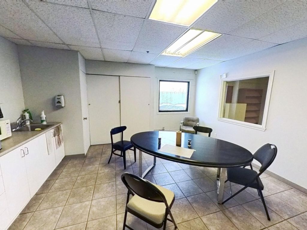 Local industriel avec bureaux � Parc Colbert � Sainte-Foy