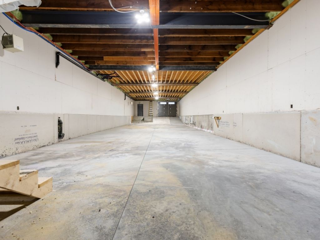 Local commercial avec garage - Emplacement strat�gique - Occupation rapide