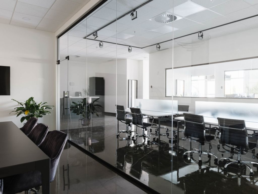 Local avec espace double de travail 