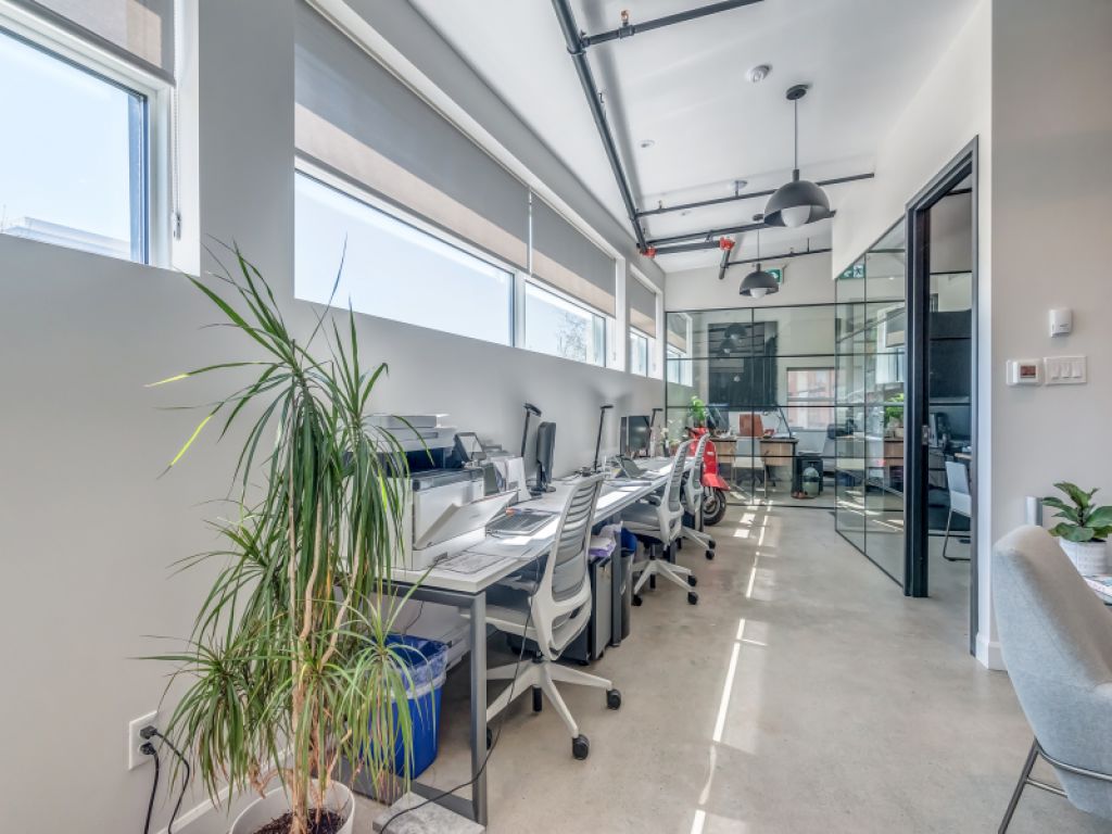 Espaces bureaux et industriels � louer-District Beaumont-6833 De L'�p�e