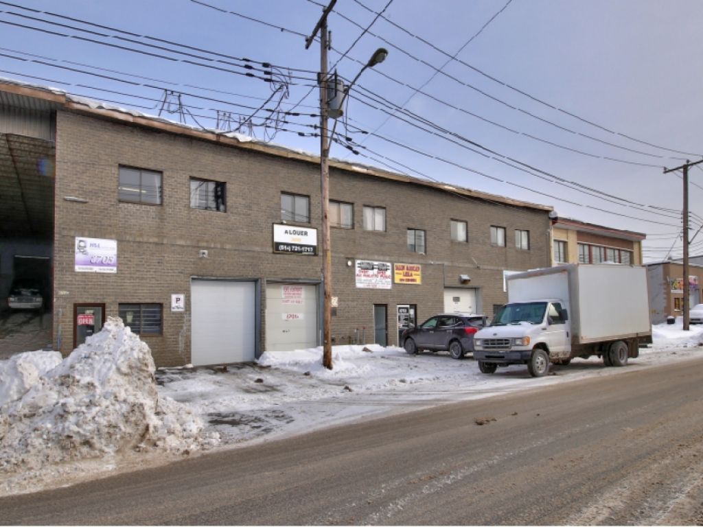 Entrepot de 5,700 pieds avec porte de garage