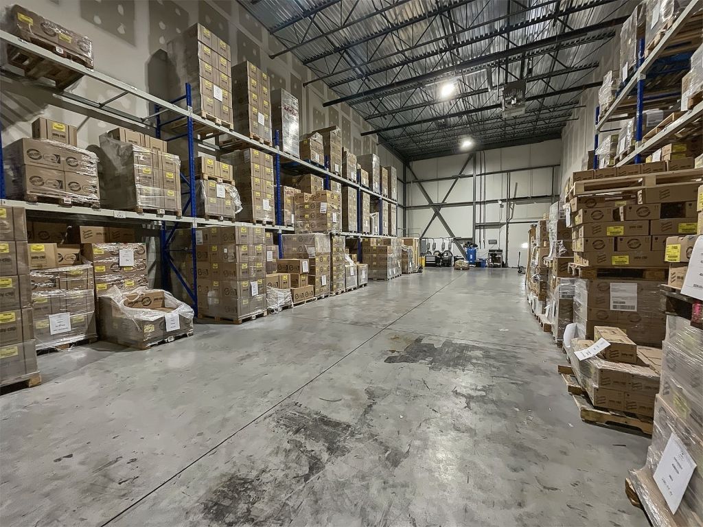 Industriel space for Rent Laval - 6 985 FT2