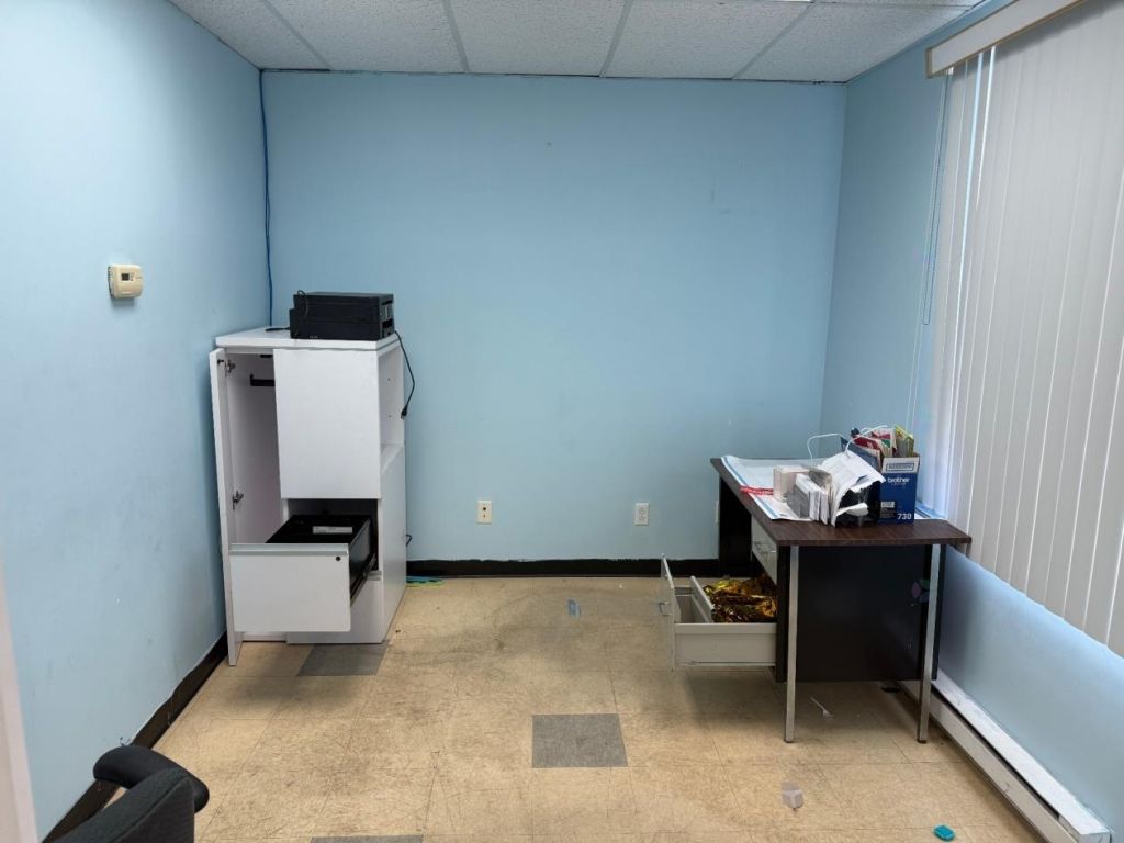 Bureau 345$/mois* dans centre d'achat achaland� de Montr�al