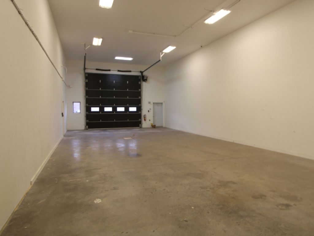 Local industriel avec porte de garage de 14 pieds secteur Saint-Nicolas