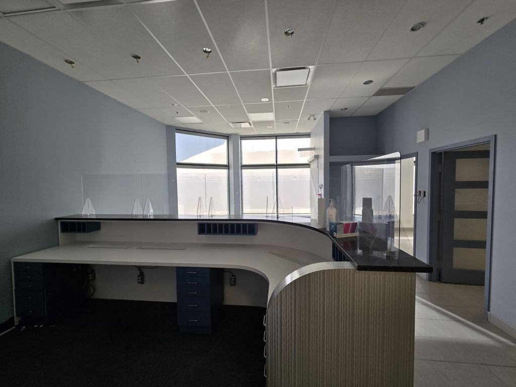 LOCAL � LOUER AU REZ-DE-CHAUSS�E, RUE SAUV� COIN ACADIE 1468 PI.CA.