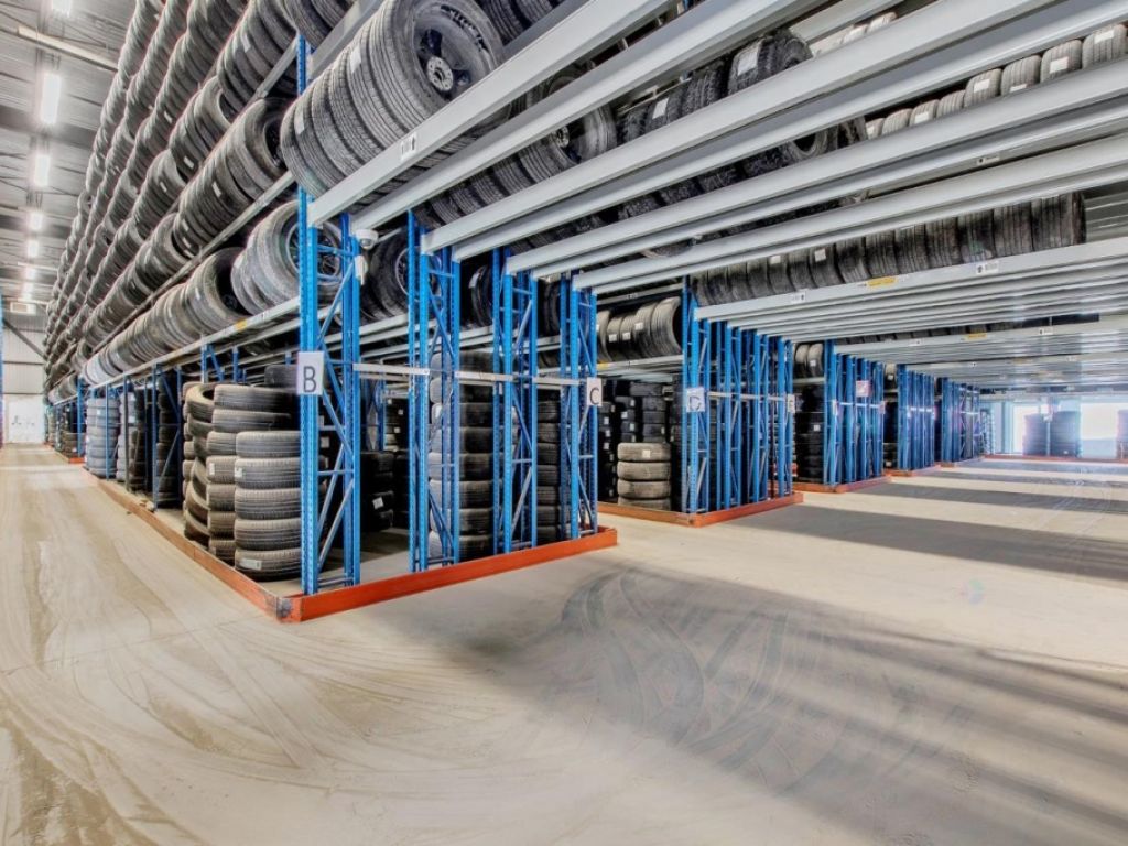 Immense entrep�t subdivisible Quartier industriel Mirabel