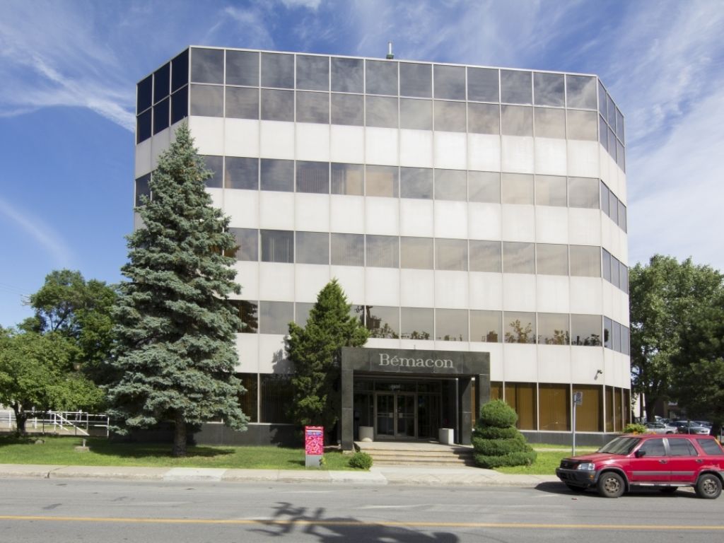 Loft industriel de 734 p.c. (avec cuisinette et un bureau ferm�) dans Montr�al-Nord!