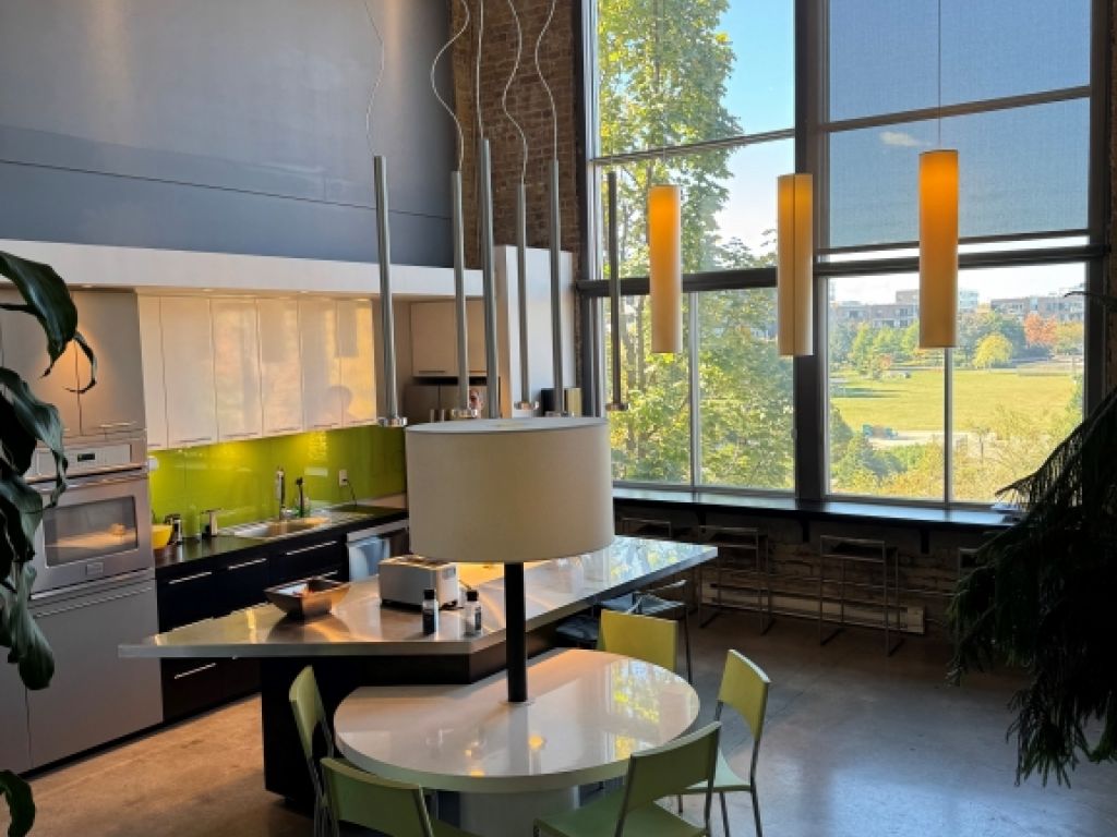 Technop�le Angus     Magnifique espace partag� de 2522 pi ca