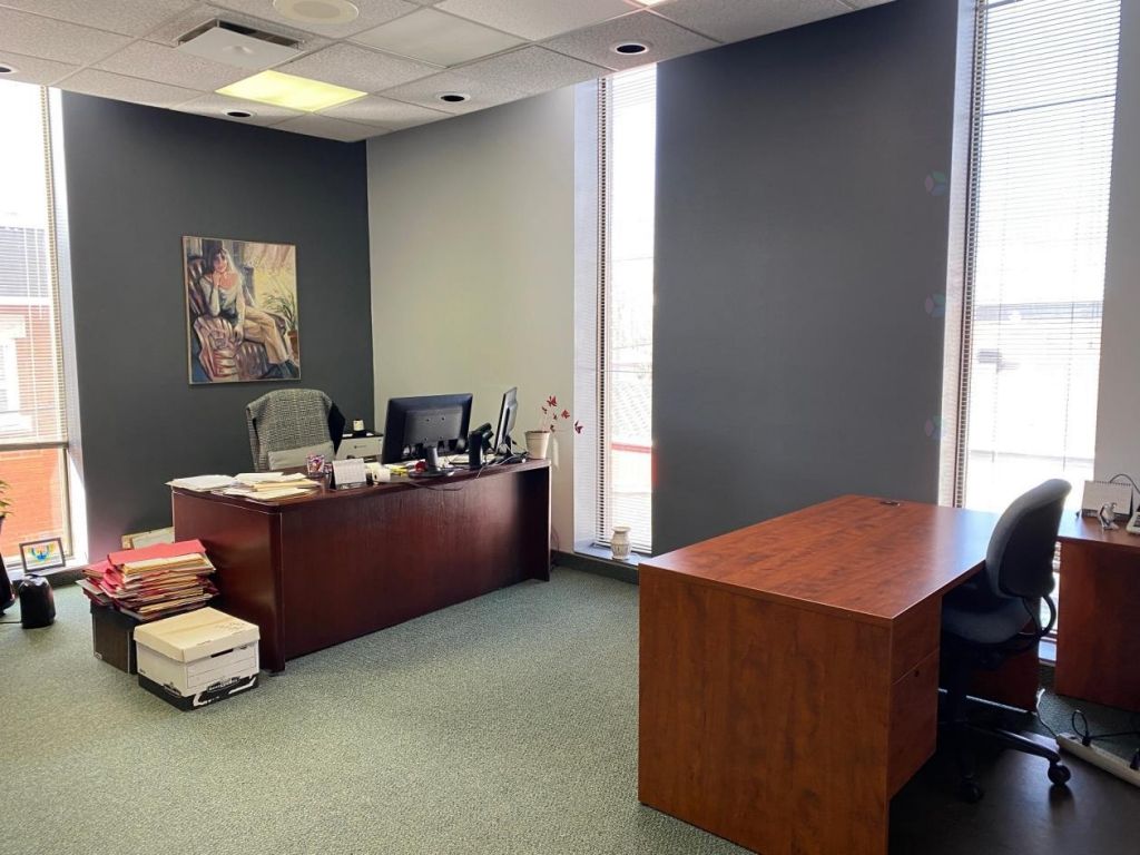 Grands bureaux � l'�tage 3300 pc St-J�r�me Lafontaine