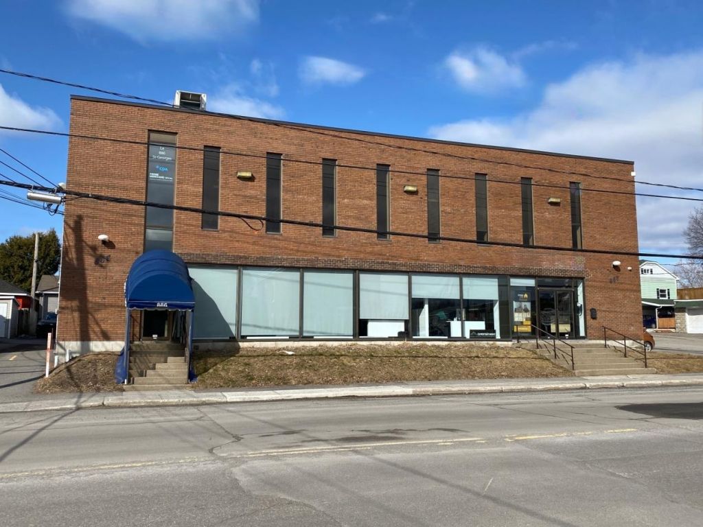 Grands bureaux � l'�tage 3300 pc St-J�r�me Lafontaine
