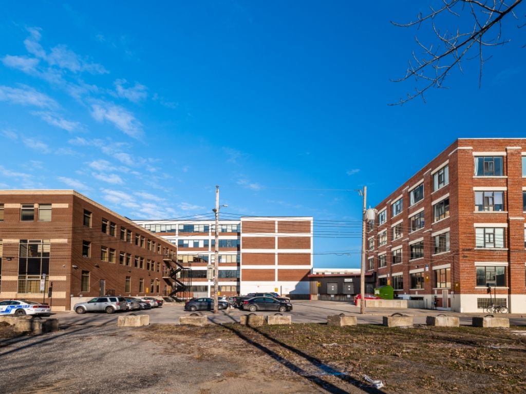 Espaces bureaux et industriels � louer-District Beaumont-6833 De L'�p�e