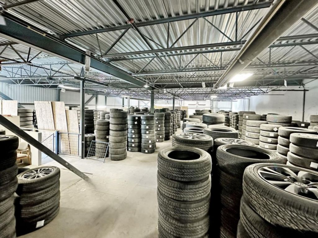 Immense entrep�t subdivisible Quartier industriel Mirabel